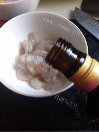 家常菜豌豆炒虾仁做法图解4)