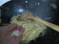 软嫩的素炒土豆丝做法图解7)