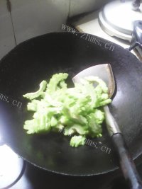 美味葱香苦瓜炒肉做法图解2)