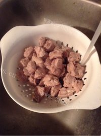 家常沙茶酱排骨焖饭做法图解2)