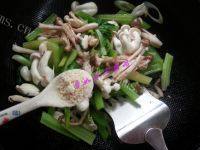 家常菜芹菜炒蘑菇做法图解8)