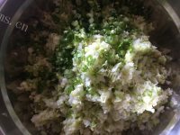 美味的发面圆白菜锅烙做法图解5)