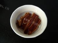 美味的灵芝莲藕排骨盅做法图解4)