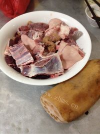 美味的莲藕焖羊肉做法图解1)