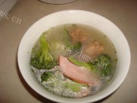 健康易做的西兰花丸子汤做法图解4)
