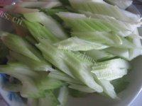 别有风味的西芹炒肉做法图解1)