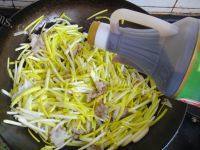 家常菜肉丝蒜黄做法图解5)