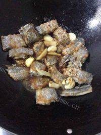 家常菜蒜香带鱼做法图解6)