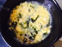 美味的紫菜虾皮蛋花汤做法图解6)