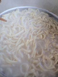 开胃的酸菜肉丝面做法图解11)