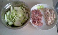家常菜肉片炒丝瓜做法图解2)