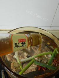 营养的鸡腿菇海带排骨汤做法图解5)