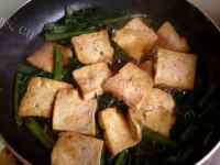 家常芹菜叶炖豆腐做法图解10)