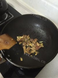 妈妈最爱的蒜苔炒肉做法图解3)