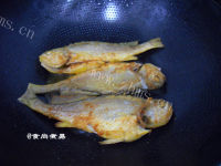 美味的干煎黄花鱼做法图解6)