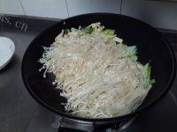 营养丰富的金针菇炒豆皮做法图解4)