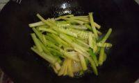 家常菜青蒜炒腊肉做法图解4)