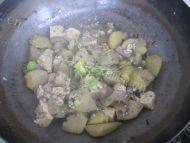 美味的土豆炖豆腐做法图解13)