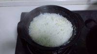 美味的腊肉煲仔饭做法图解8)