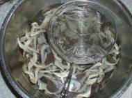 蘑菇炒鸡蛋自制做法图解3)