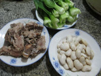 美味的白芸豆青菜龙骨汤做法图解1)