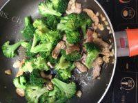 营养午餐西兰花炒肉做法图解5)