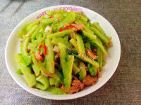 美味的苦瓜炒肉做法图解12)