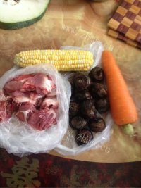 美味的玉米骨头汤做法图解1)