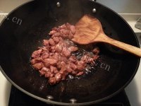 美味的牛肉焖饭做法图解3)