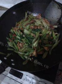 下饭的芹菜炒肉丝做法图解10)