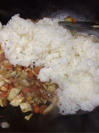 口感不错的炒米饭做法图解8)
