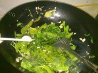 家常菜蒜蓉炒菠菜做法图解8)