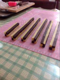 自制双色小棋格饼干做法图解15)