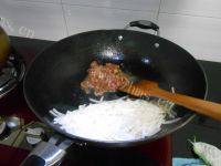 家常菜牛肉炒萝卜做法图解6)