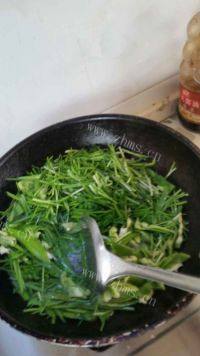 美味的韭菜炒辣椒做法图解3)