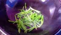 家常菜芹菜炒胡萝卜做法图解2)
