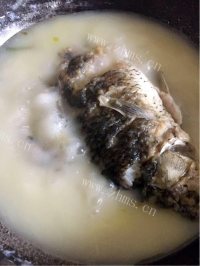 色泽鲜亮的奶白鲫鱼汤做法图解6)