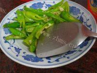 家常菜尖椒炒鱿鱼做法图解7)