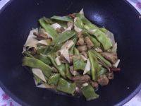 美味的排骨豆角焖面