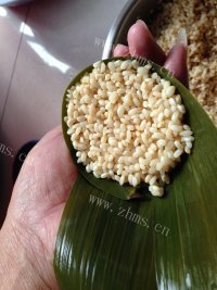 自制糯米鸡肉粽做法图解10)