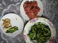 家常菜青瓜炒牛肉做法图解1)