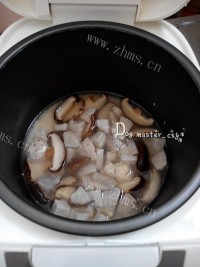 香菇芋头焖饭做法图解4)