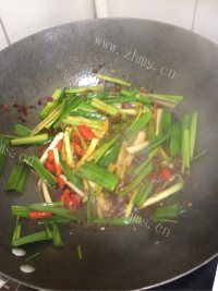 美味的蒜苗炒腊肉做法图解4)