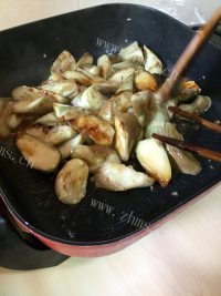 色香味俱全的油焖茄子做法图解8)