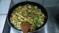 味道鲜美的土豆四季豆五花肉焖饭做法图解4)