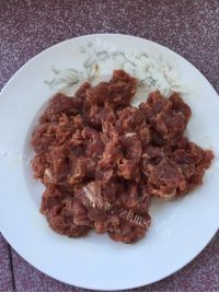 色泽鲜亮的芹菜炒牛肉做法图解2)