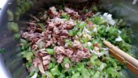 美味的烫面芹菜馅饼做法图解5)