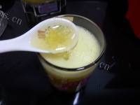 美味的百香果香蕉汁做法图解7)