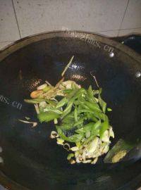 家常菜腊肠炒芹菜做法图解6)