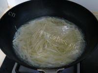可口的凉拌土豆丝做法图解2)